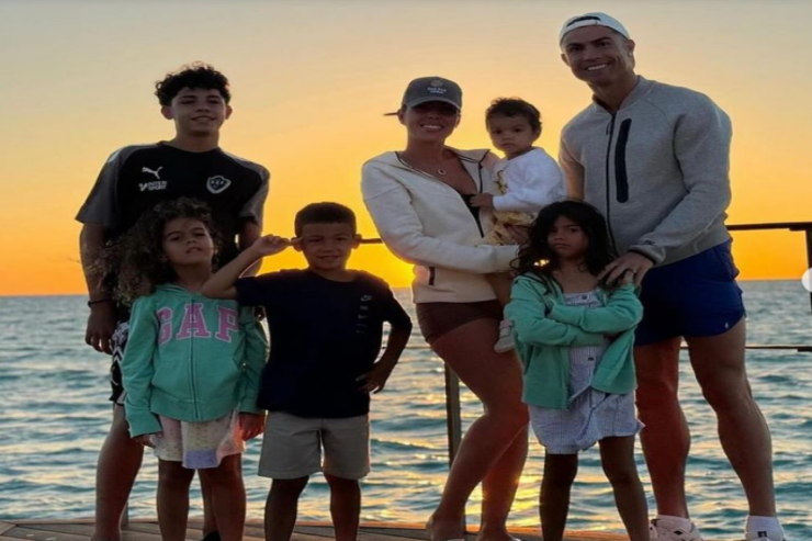 Kriştiano Ronaldo böyüyən uşaqları və anasını  göstərdi