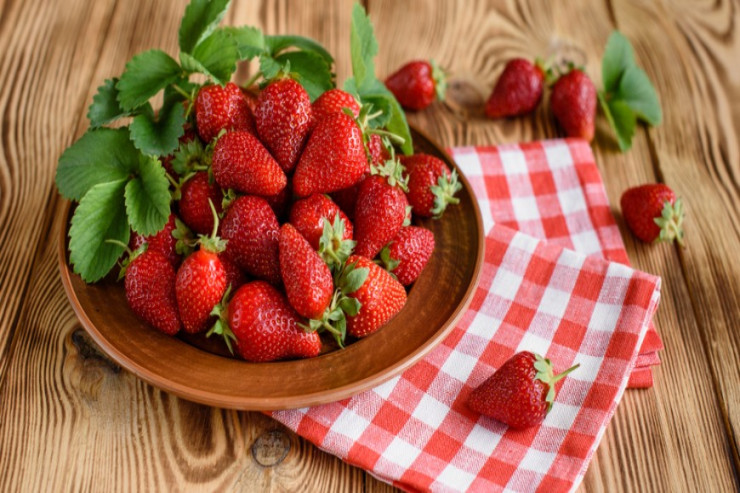 Çiyələk ilə hansı məhsulları birgə yemək olar? 