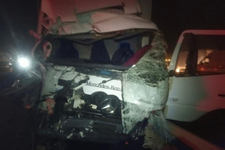 Goranboyda daşla yüklü "KamAZ" dəmir arakəsməyə çırpıldı 