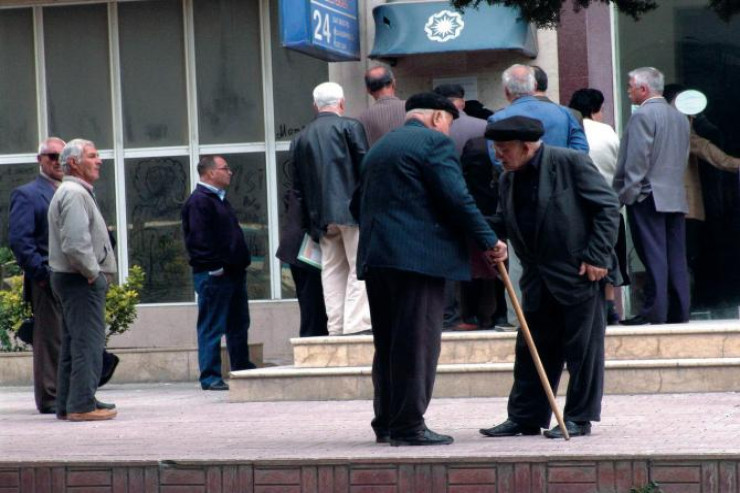 Suvenir pullarla təqaüdçüləri aldadan  tutuldu