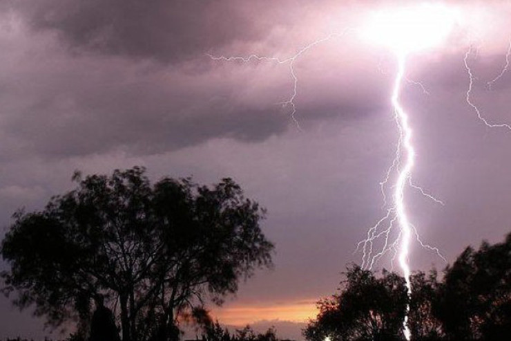 Ailəsi ilə çimərliyə gedən kişini ildırım vurub öldürdü 