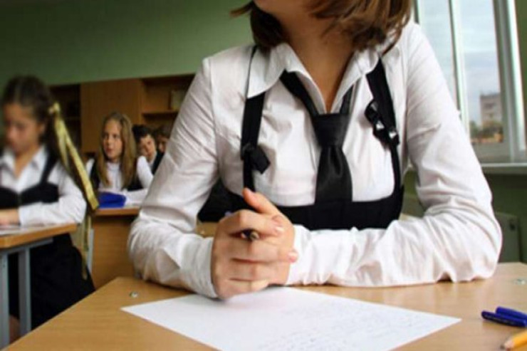 Azərbaycanda məktəbli qız özünü öldürdü 