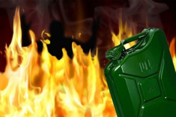 Oğul pul verməyən anasını benzin töküb yandırdı 