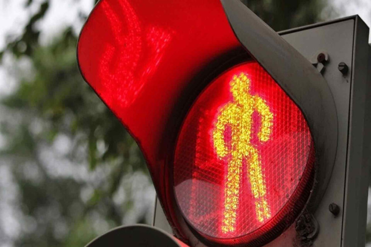 Qırmızı işıqda yolu keçən piyada döyüldü - VİDEO 