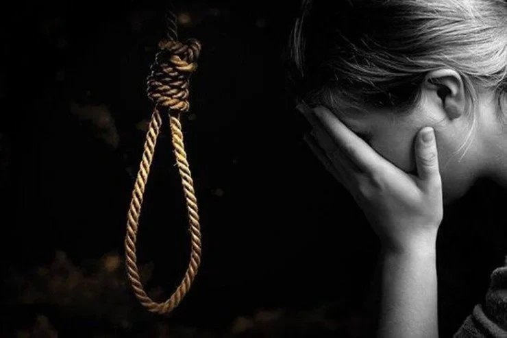 Bakıda DƏHŞƏT:  qadın turnikdən özünü asdı