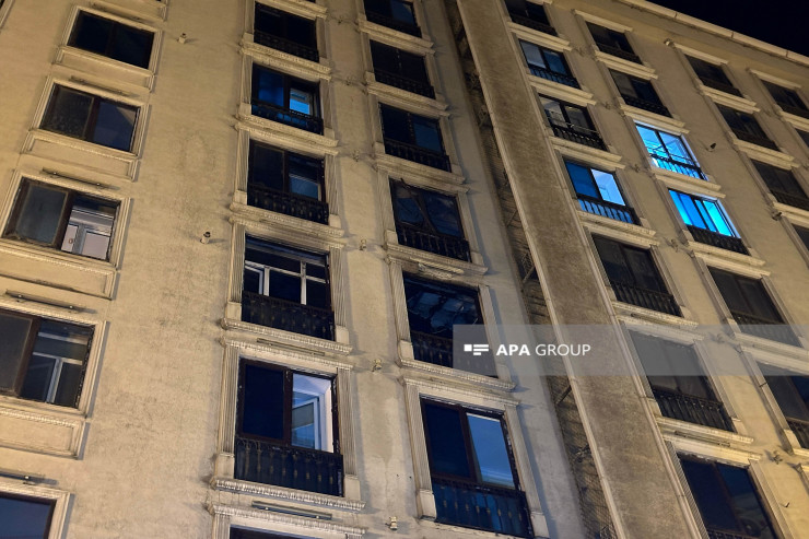 Bakıda çoxmərtəbəli bina yandı, sakinlər təxliyə edildi - FOTO 