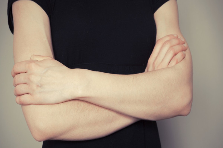 Söhbət zamanı  qollarınızı sinənizdə   çarpazlaşdırmayın - SƏBƏB 