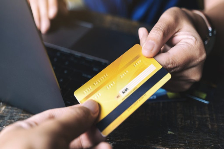 Bank kartını burada SAXLAMAYIN – Çoxlarının etdiyi  4 səhv 