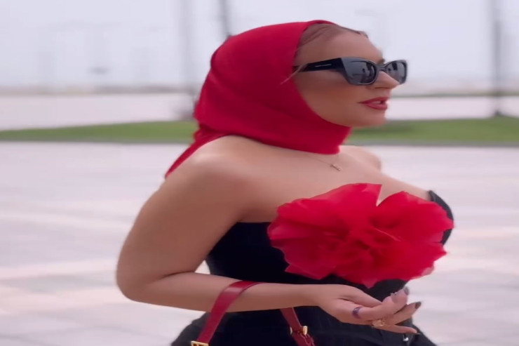 Tünzalə Ağayeva  fərqli geyimi   ilə diqqət çəkdi 