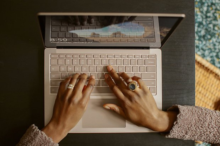 Qadın internetdə özünün pornosunu tapıb və qorxub 