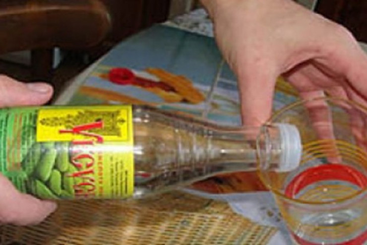 Ərinin stəkanına araq əvəzinə sirkə turşusu  töküb öldürdü