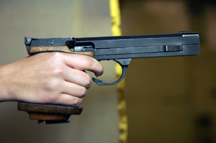 Azərbaycanlı müharibə iştirakçısını silahla hədələyib maşının qiymətini endirdi 