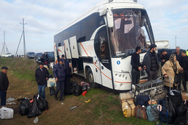 Naxçıvandan gələn avtobus "KaMAZ"la toqquşdu, yaralılar var