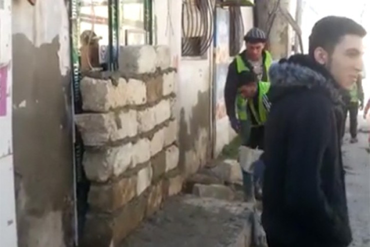 Qadınlar girən qapını hördülər - Bakıda özbaşınalıq? 