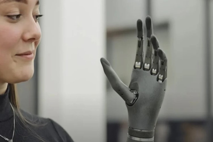Alimlər protez əlləri düşüncə gücü ilə   hərəkət etdirdilər