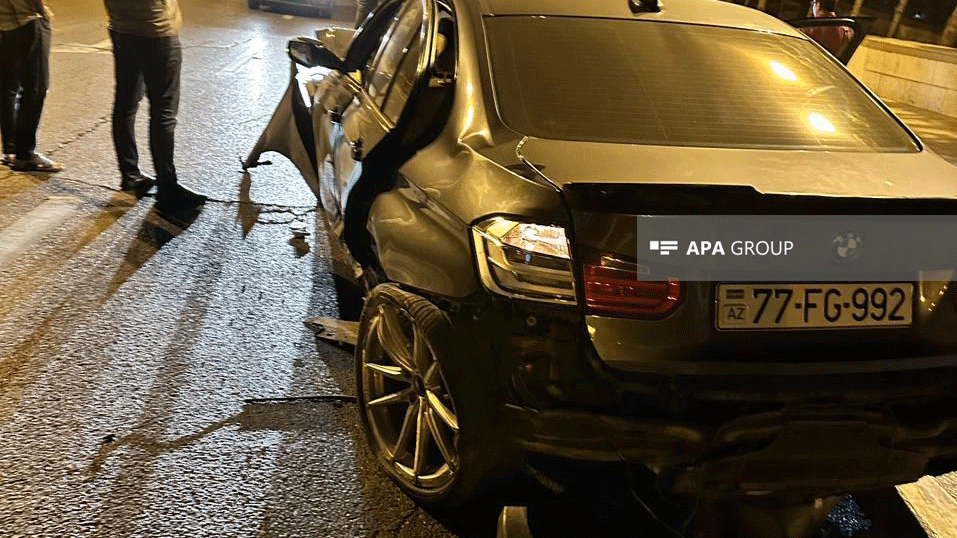 Bakıda avtomobil səkiyə çırpılıb , xəsarət alan var-FOTO 