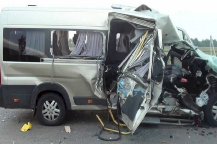 Mikroavtobus qəza törətdi, 8 nəfər öldü 