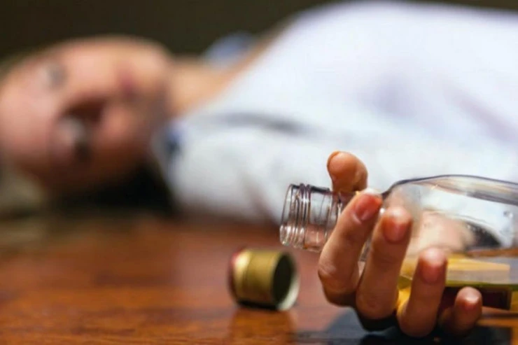 Ağdaşda 3 uşaq anası əsəbiləşib sirkə turşusu içdi 