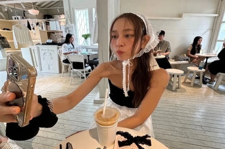 Bu kafenin 52 yaşlı sahibi İNSANLARI CƏLB EDİR 