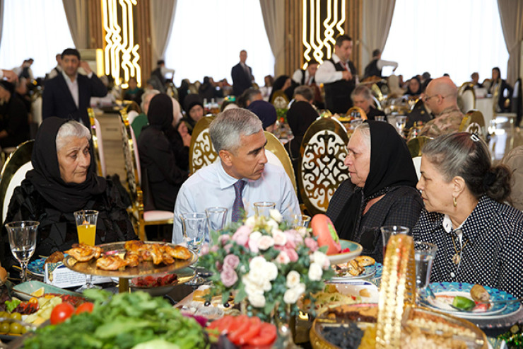 Heydər Əliyev Fondu şəhid ailələri ilə - FOTOLENT 