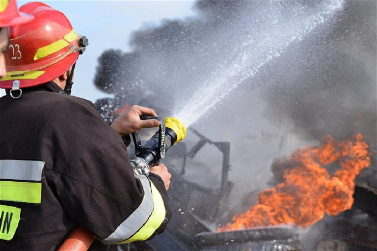 Sumqayıtda şüşə sexi yandı - VİDEO 