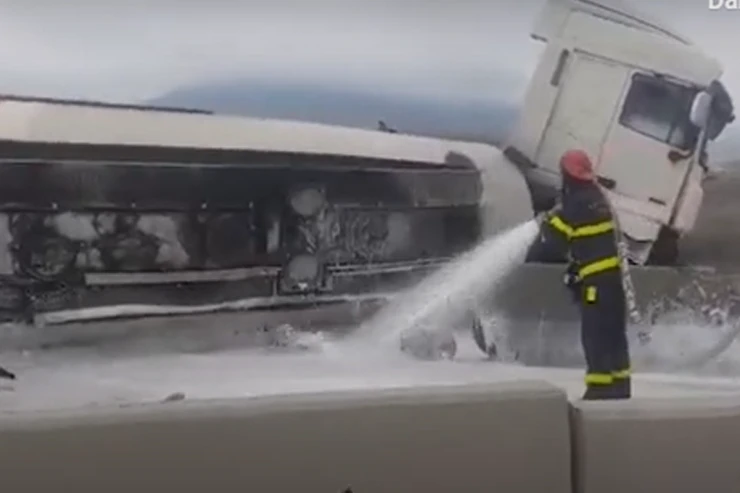 Bakı-Quba yolunda yanacaqdaşıyan maşın  aşdı, partlayış təhlükəsi - VİDEO 