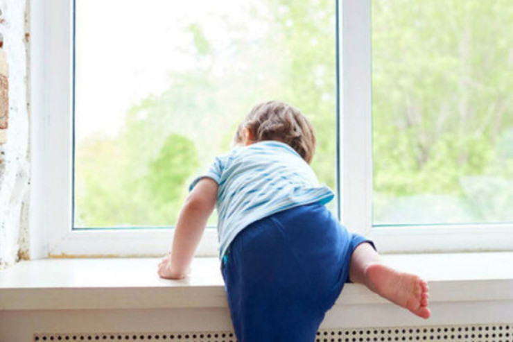 Bakıda 2-ci mərtəbədən  düşən uşaq sağ qaldı