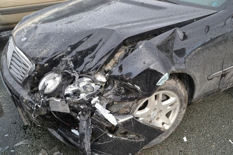 Sabirabadda avtomobil at arabası ilə  toqquşdu, 3 nəfər xəsarət aldı