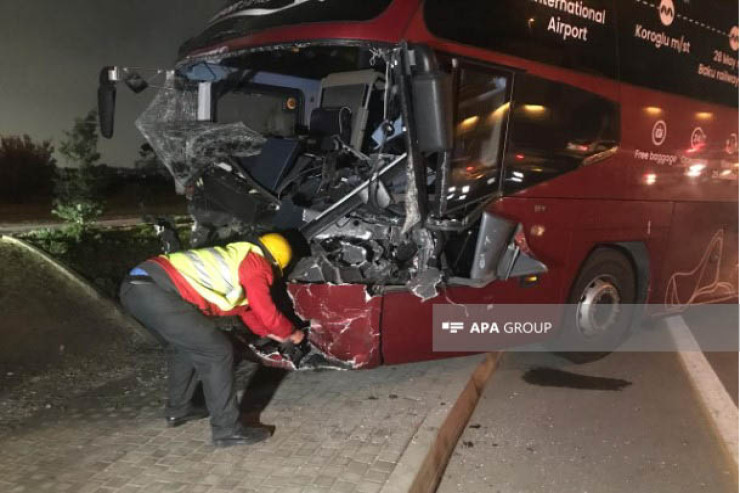 Aeroport yolunda “Aero ekspress" avtobusu  evakuatorla toqquşdu -VİDEO 