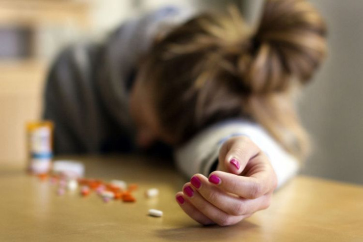 Samuxda DƏHŞƏT:  yeniyetmə qız qollarını kəsib, dərman içdi