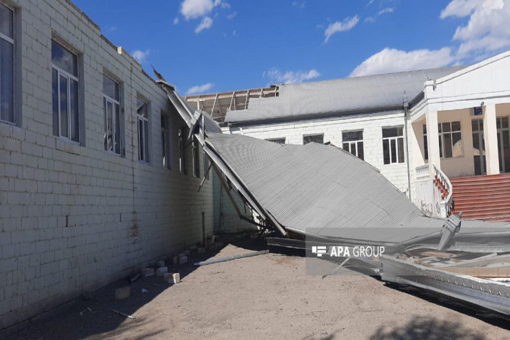 Şəmkirdə külək məktəbin damını apardı 