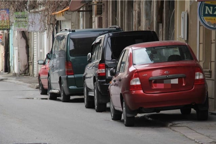 Yol polisindən maşını səkidə saxlayanlara XƏBƏRDARLIQ 
