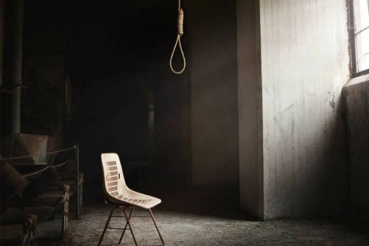 Bakıda DƏHŞƏT:  Bağçada asılmış meyit tapıldı