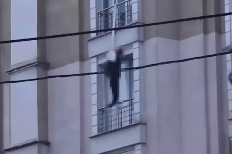 Ruhi xəstə binanın pəncərəsində özünü asdı - DƏHŞƏTLİ GÖRÜNTÜLƏR 