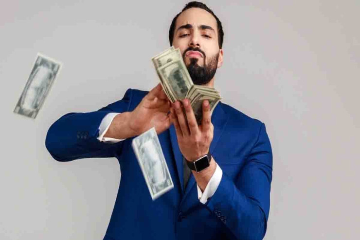 Öz toyunda yerə pul səpən  bəy həbs olundu