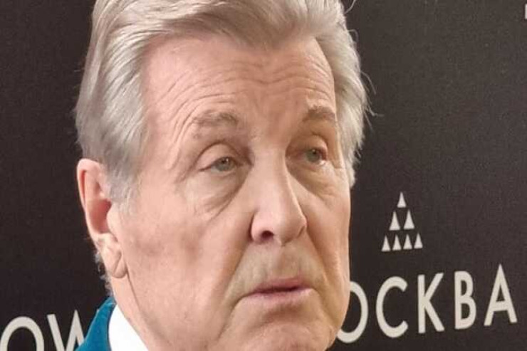 Əfsanəvi müğənni yaralı halda səhnədə: digərinin alnından vurublar 