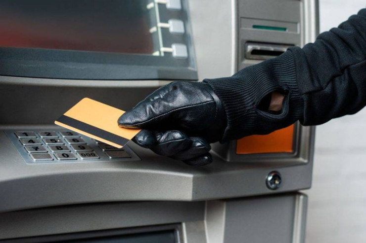 Bir günə bank kartlarından 87 min manat  oğurlandı