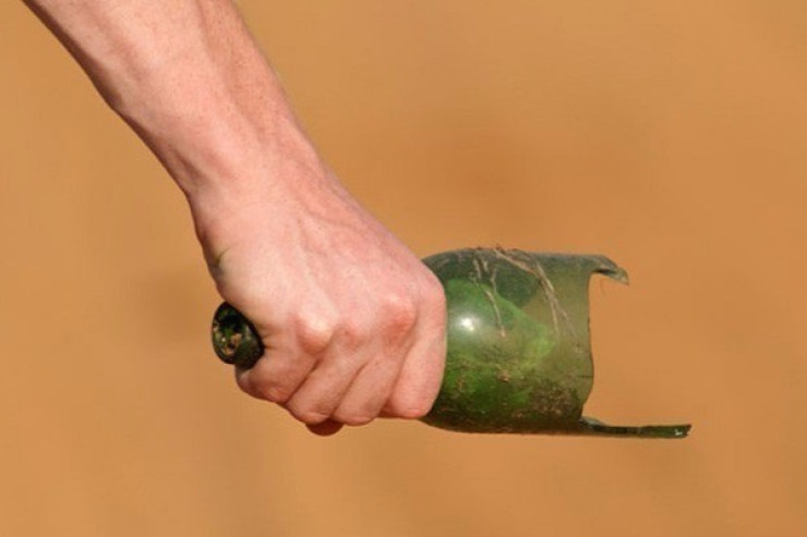 Gəncə sakinini başından butulka ilə vurdular 