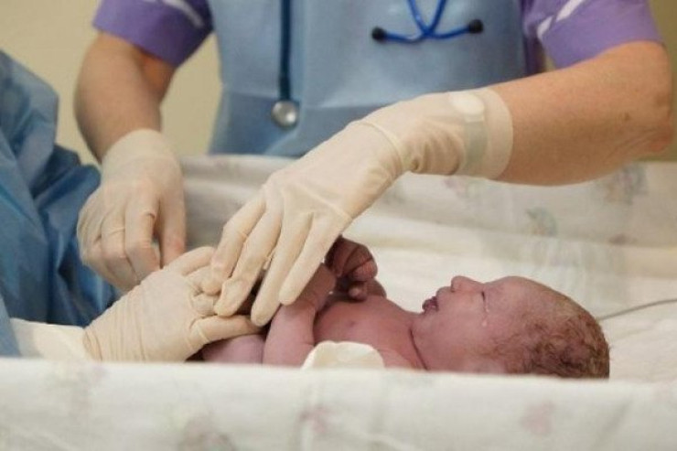 Bakıda 4 gün komada qalan  hamilə qadın doğdu