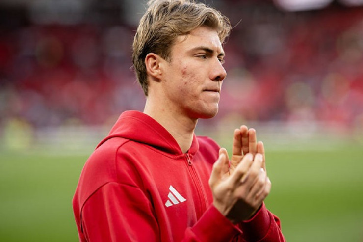 "Mançester Yunayted"  əsas oyunçusunu   satacaq