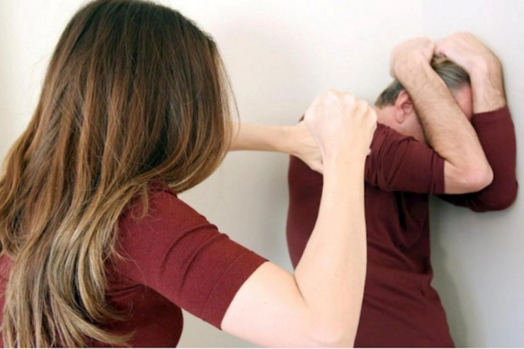 17 yaşlı qız həmyaşıdlarını döyüb internetdə paylaşır - HƏSSAS GÖRÜNTÜLƏR 