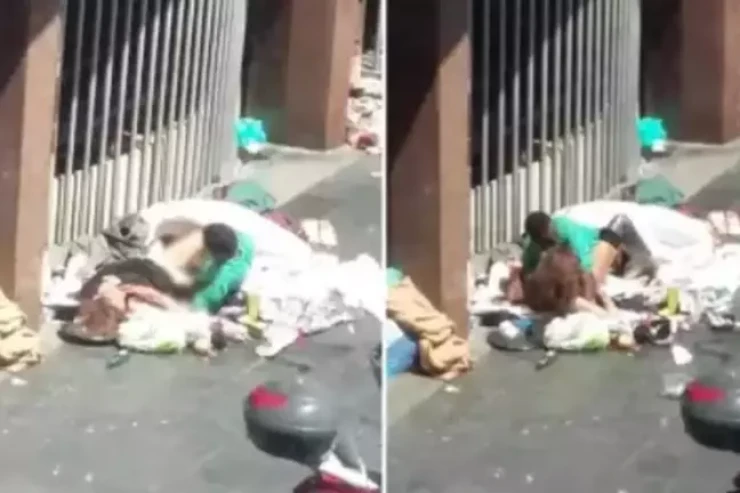 İnsanların yanında zibillikdə cinsi əlaqədə  oldular - ŞOK