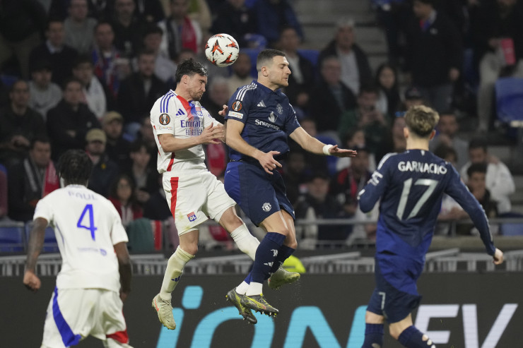 “Mançester Yunayted” səfərdə, "Tottenhem" evdə heç-heçə etdi 