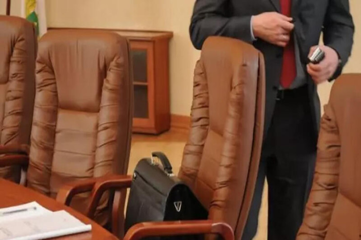 Azərbaycanda məmur iş başında keçindi 