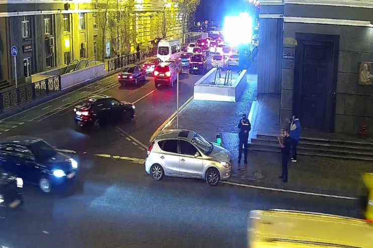 Bakıda maşın işıqforu vurub aşırdı