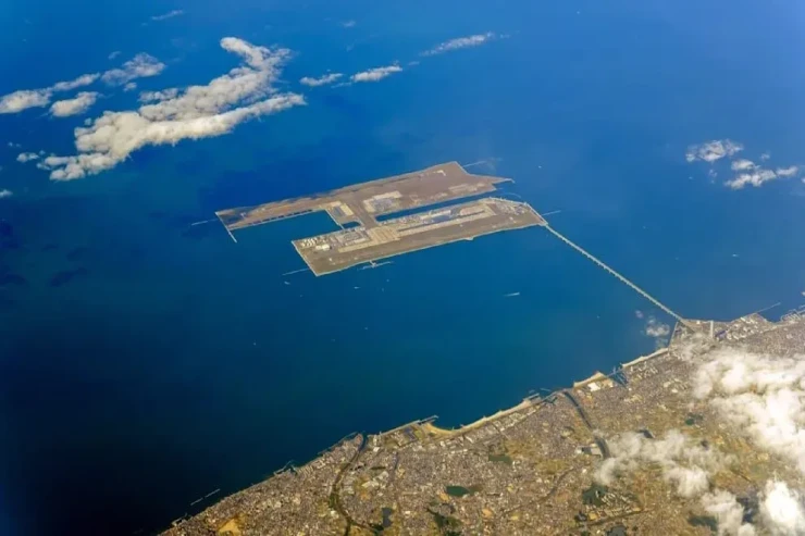 Məşhur hava limanı öz ağırlığına görə bata bilər 