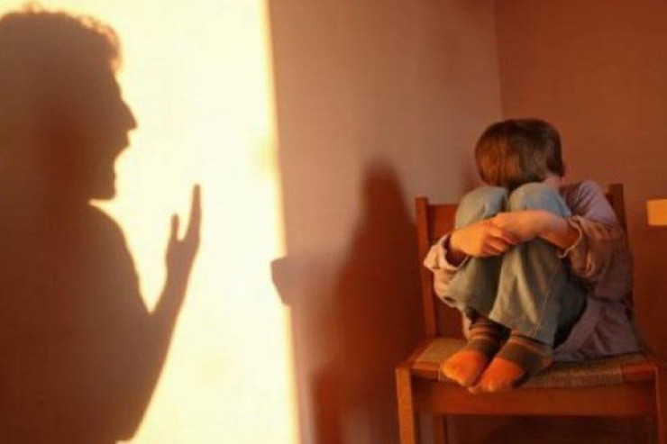 Ana 3 oğlunu 2 həftə hamamda ac saxladı 