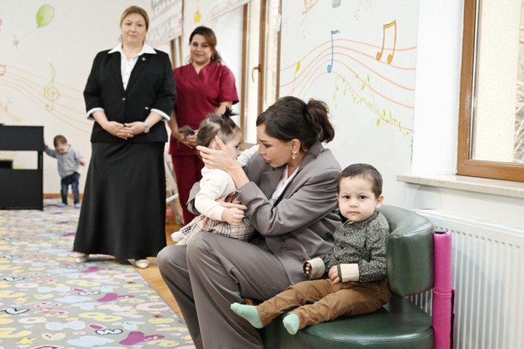 Mehriban Əliyeva və Leyla Əliyeva 1 saylı körpələr və 1 saylı uşaq evində olublar