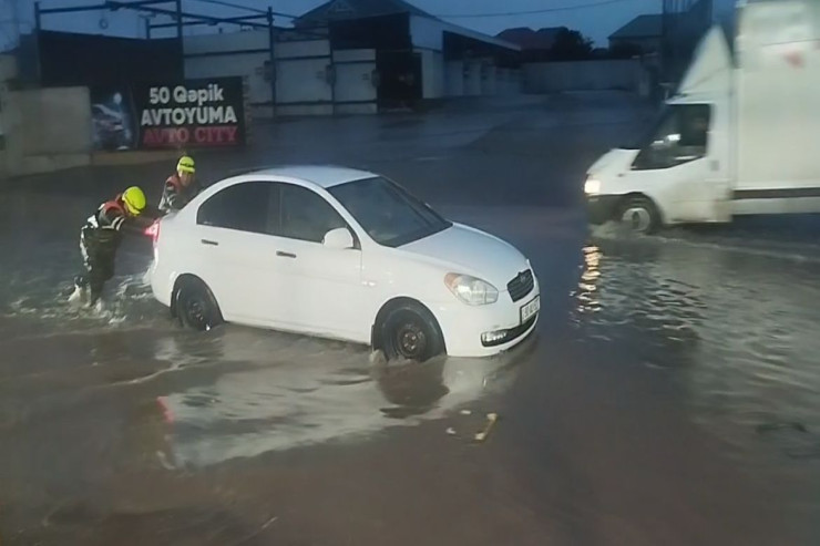 Bakıda bəzi əraziləri su basdı -VİDEO 