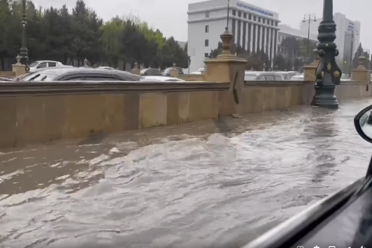 Bakıda işə gələn insanlar: “Elə bil gəmidəyik”  -VİDEO 